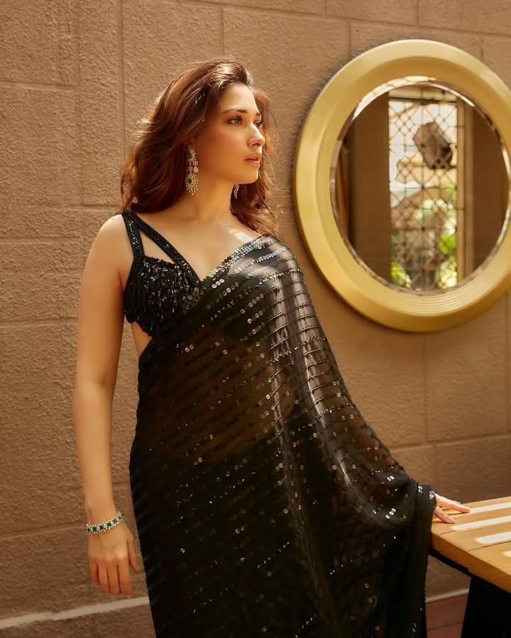 tamannah-bhatia-looking-beautiful-in-black-saree